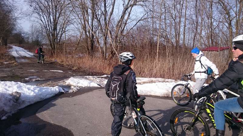 Нам туда, ребята из Мамонова в кроссовках и принимают решение поехать в объезд