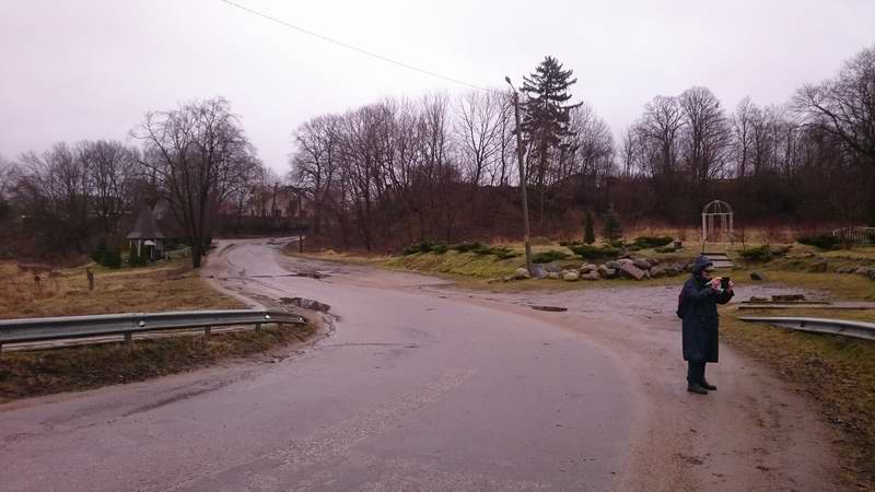 Вид на Святой источник Николая Чудотворца, справа Евгений