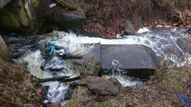 Металлическое сооружение для сбора воды, возможно старая мельница