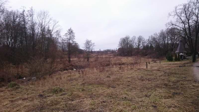 100% раньше здесь было продолжение пруда, справа и слева возвышенность