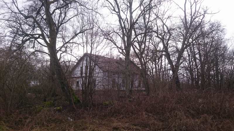 Заброшенное здание рядом с кирхой