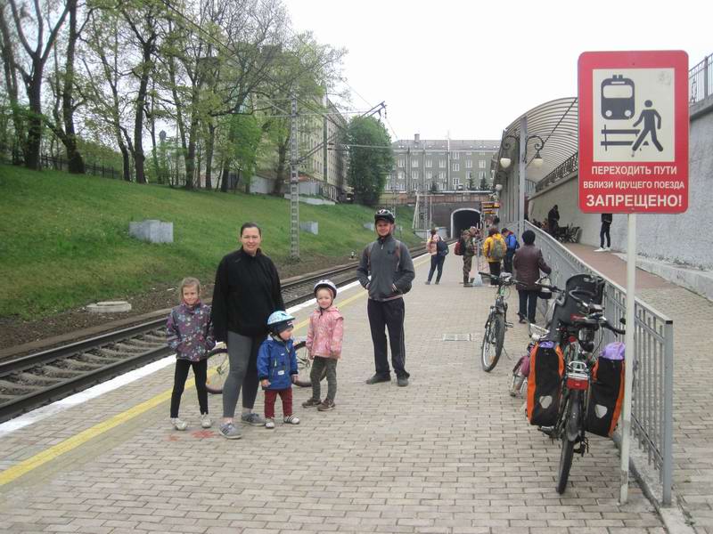 Ждём электричку на Северном вокзале. На фото Дариана, Андриана, Дамиан, Илиана Мезеновы и Борис Мошняга
