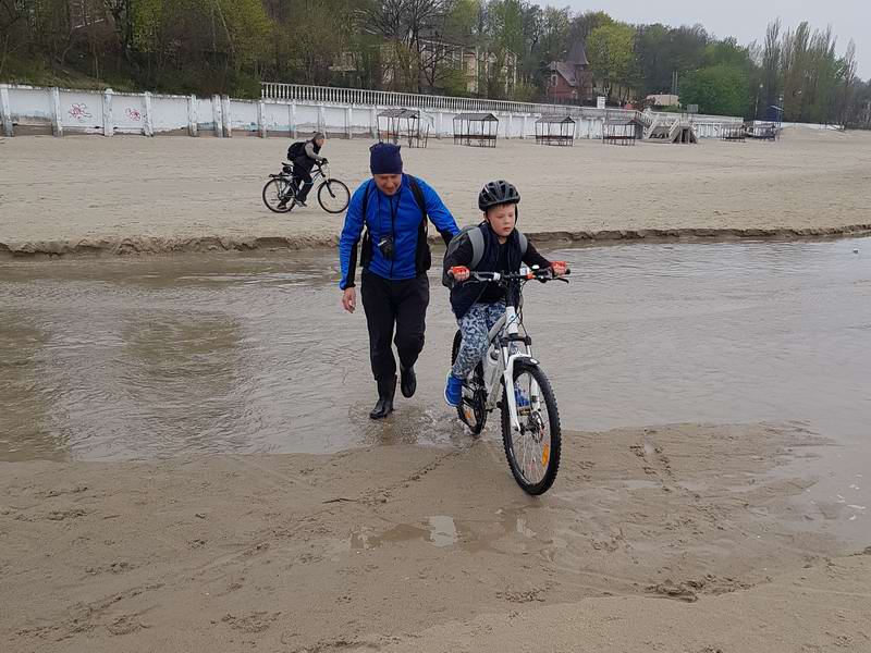 Сергей Мезенов помогает детям переехать через речку