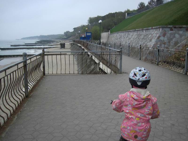 Илиана едет по променаду