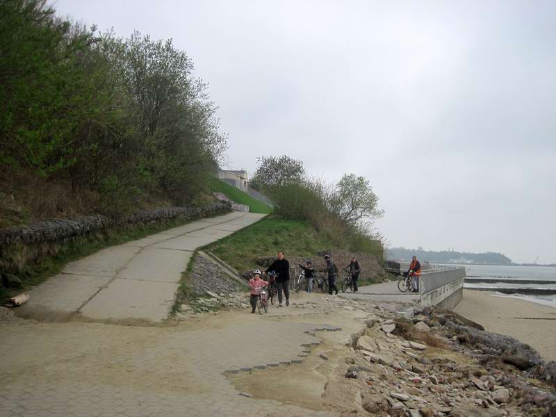 Разрушенный участок променада проходим пешком