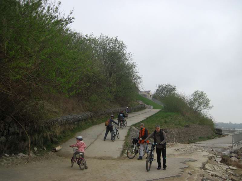 Дариана заезжает в горку. Остальные - идут пешком