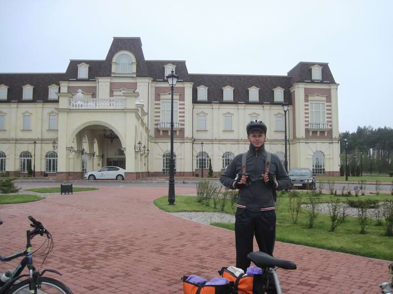 Борис Мошняга на фоне казино