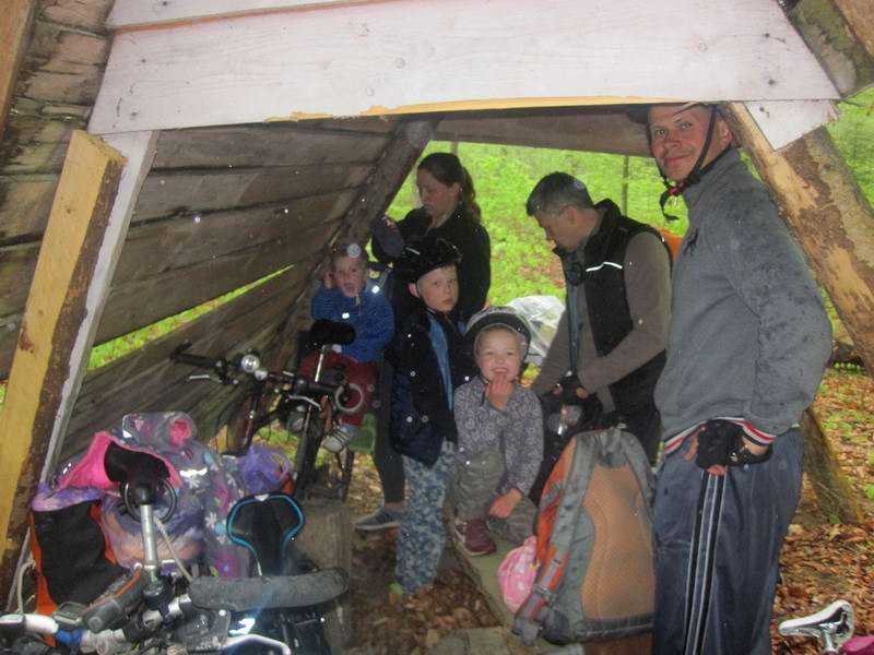 И мы решили переждать его в беседке