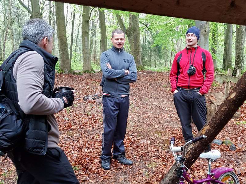 Взрослые распивают чай на троих