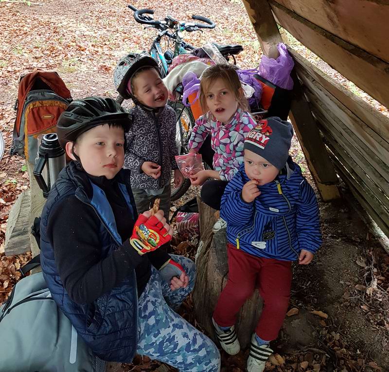 Дети кушают конфеты