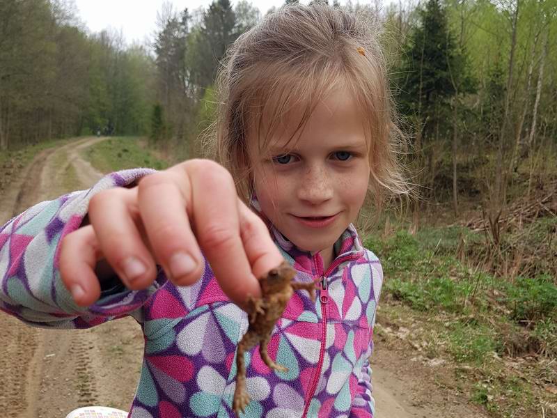 Дариана поймала лягушку