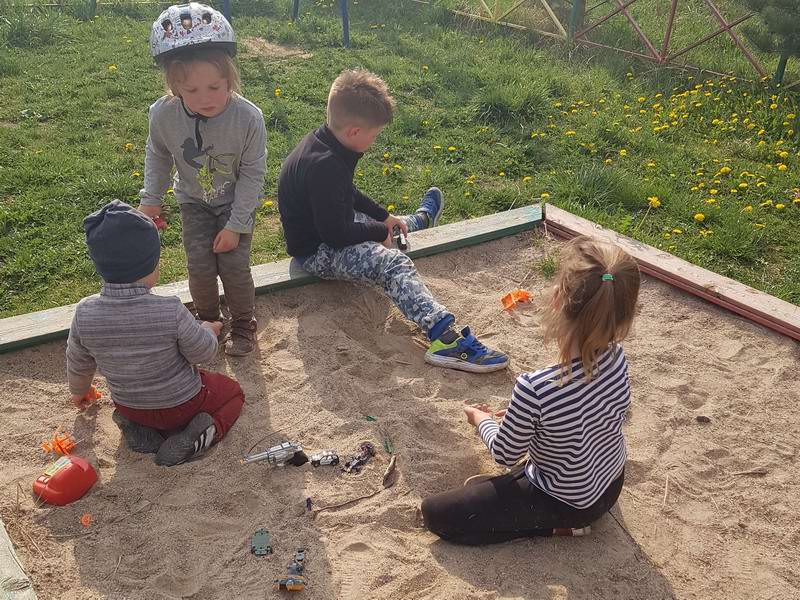 Дети играют в песочнице