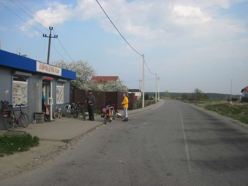 Остановка у магазина в Холмогоровке