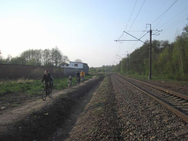 Едем вдоль железной дороги