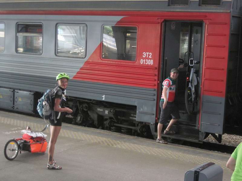 Этот товарищ в кепке заболел синдромом Л. и отказался от похода. Но мы его запалили на вокзале при посадке в другой поезд. Причина явно неуважительная!