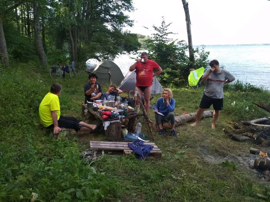 Никто далеко от стола не отходит.