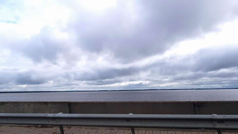 Едем мимо водохранилища Рижской ГЭС