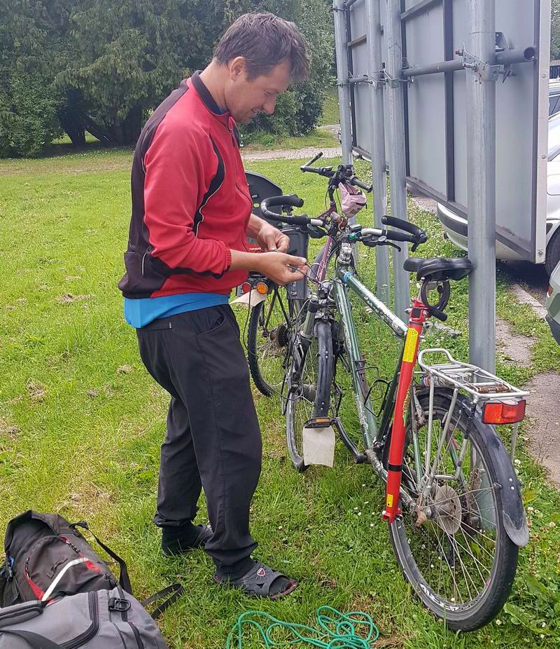Сергей Мезенов разгружает велосипеды