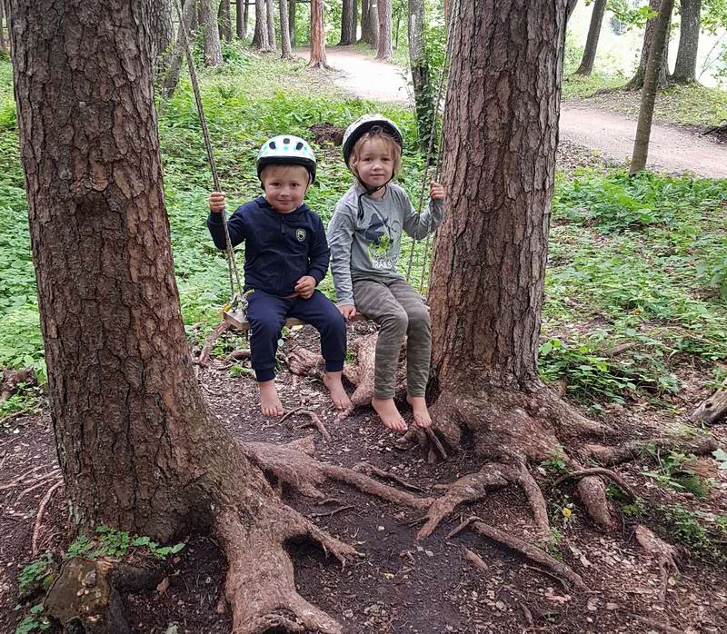 Возле тропы можно покататься на качелях