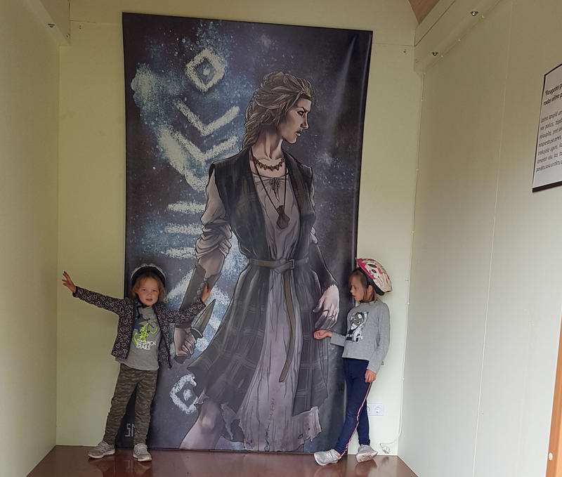 Девочки со средневековой тёткой в другом домике