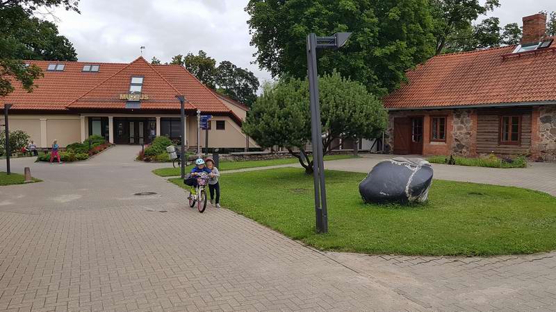 Во внутреннем дворе замка