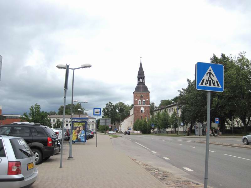 Переместились к ТЦ Валлета. Вид на лютеранскую церковь Святого Симаниса от туда