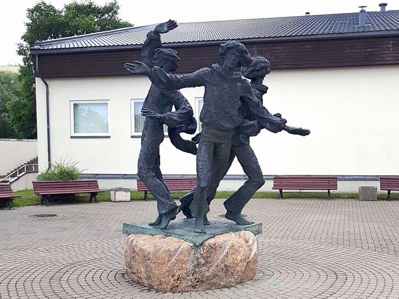 Скульптуры возле Видземского университета прикладных наук. Очевидно, это студенты