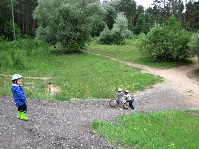 У девочек не получается закатить дарианин велосипед в горку