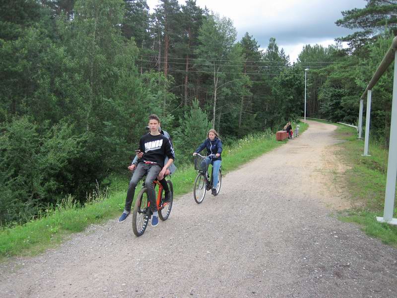 А если бы поехали возле красного дома прямо, то спокойно бы закатились на мост по насыпи бывшей узкоколейки как эти забавные велосипедисты
