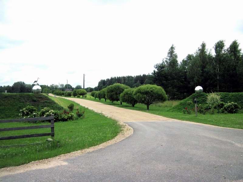 Въезд в чью-то усадьбу. Аист на левом шаре - настоящий