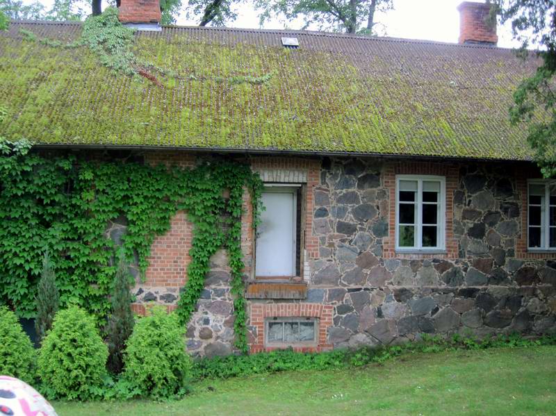 Дом из камней у дороги