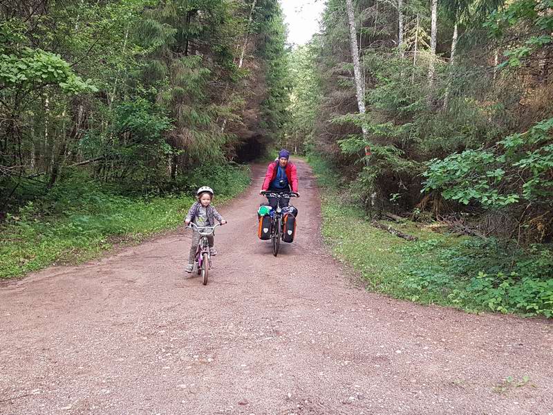 Илиана и Сергей Мезеновы едут по оранжевому веломаршруту