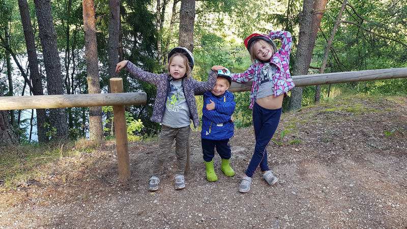 Дети на краю поляны на обрыве над Гауей