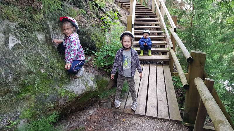 Дети с мамой отправились на экскурсию к скалам