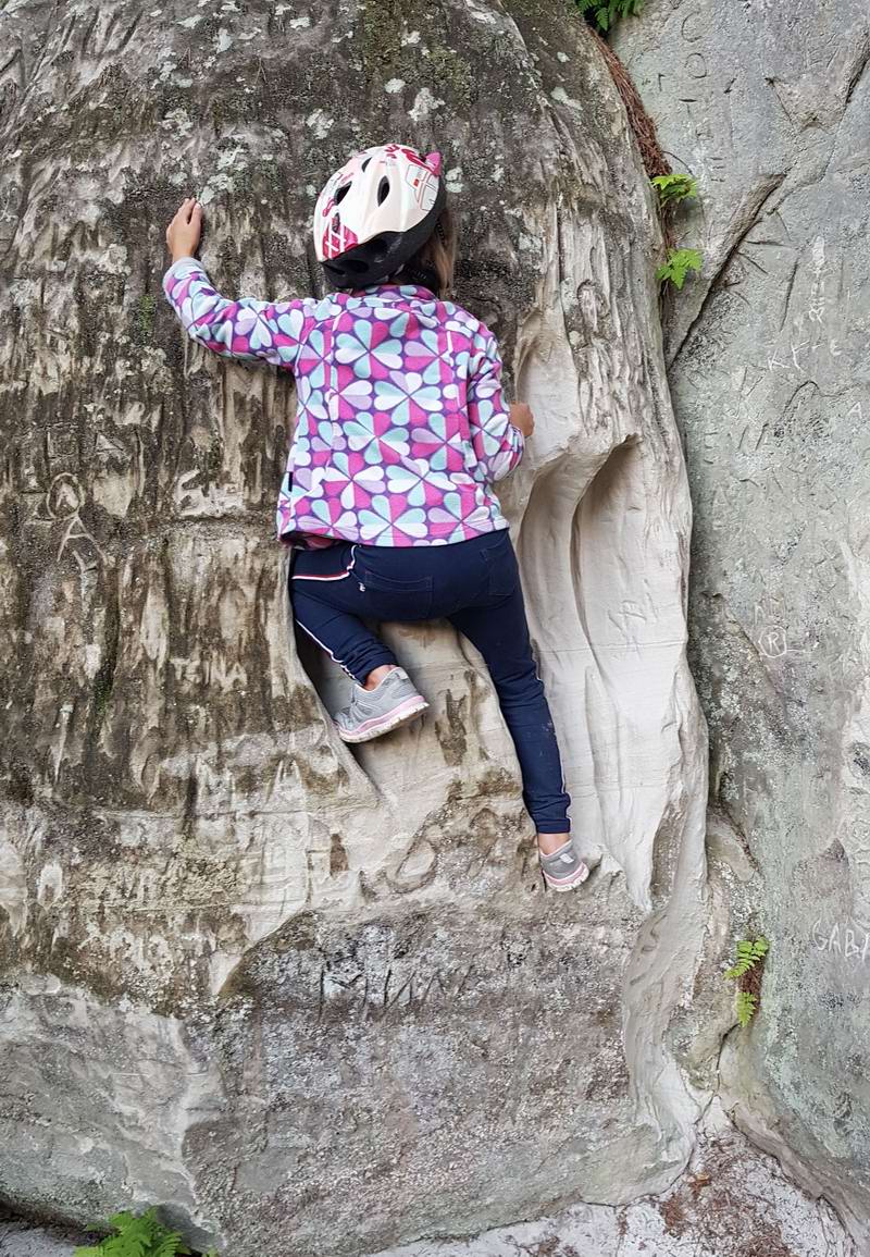 И лезет сама