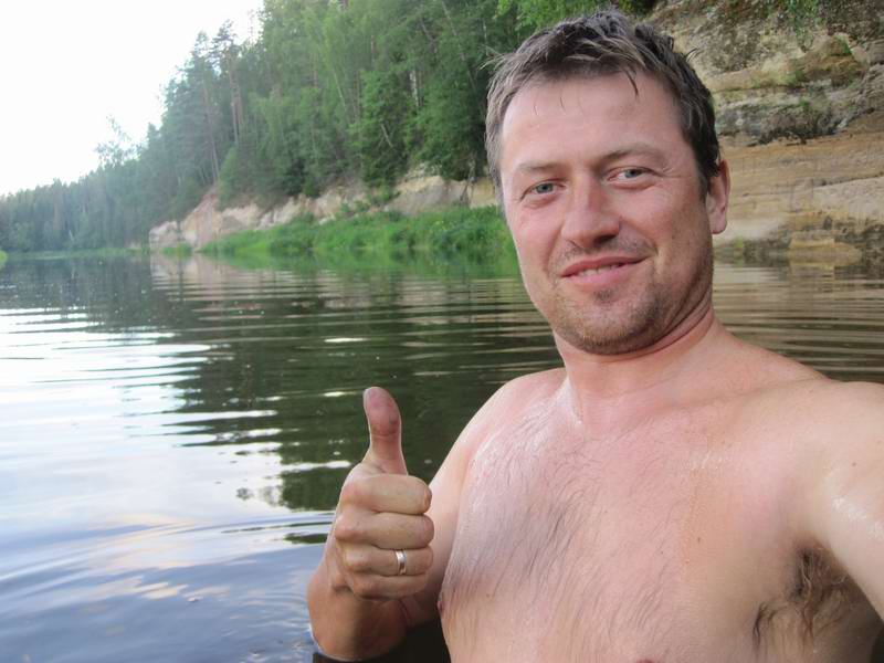 Сергей Мезенов пошёл купаться. Вода ледяная, как в настоящей горной реке