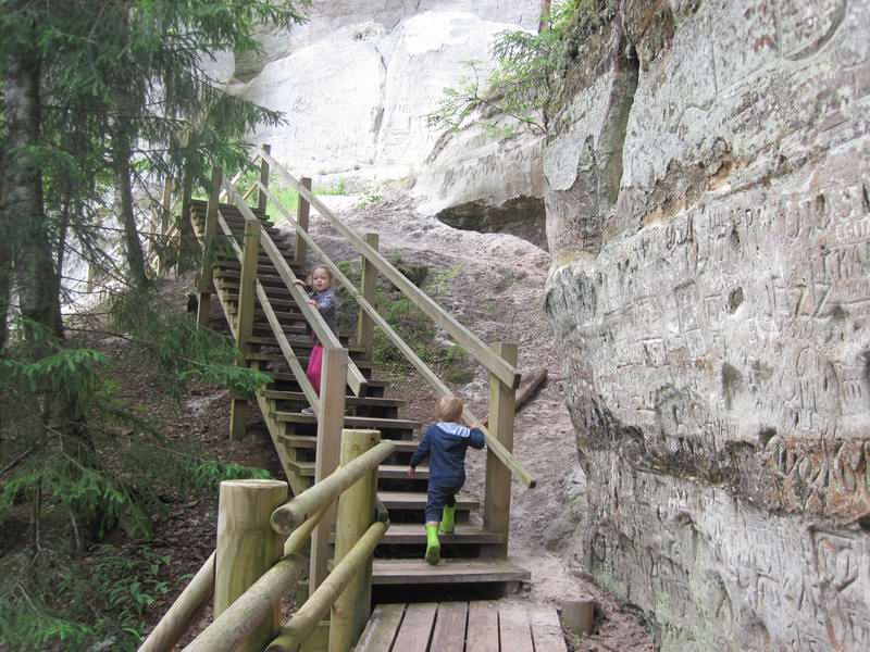 Илиана с Дамианом утром ещё раз пошли к скалам на экскурсию с папой