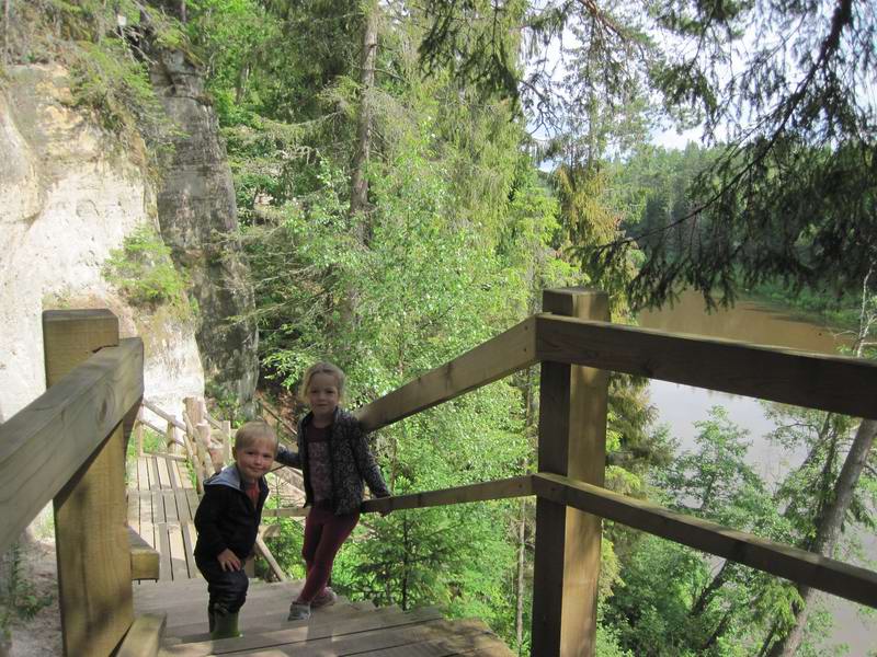 Дамиан и Илиана на туристическом маршруте