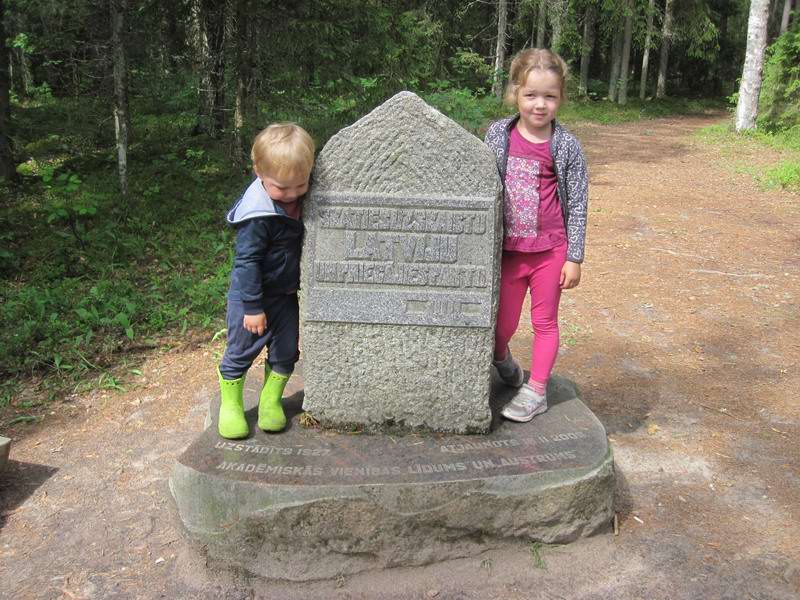 Камень на вершине скалы