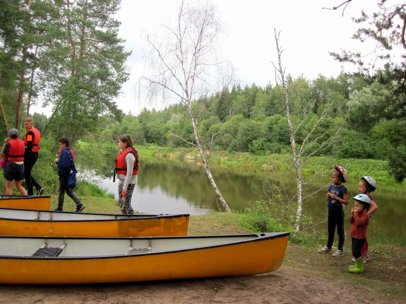 Дети и байдарки на фоне реки Гауи