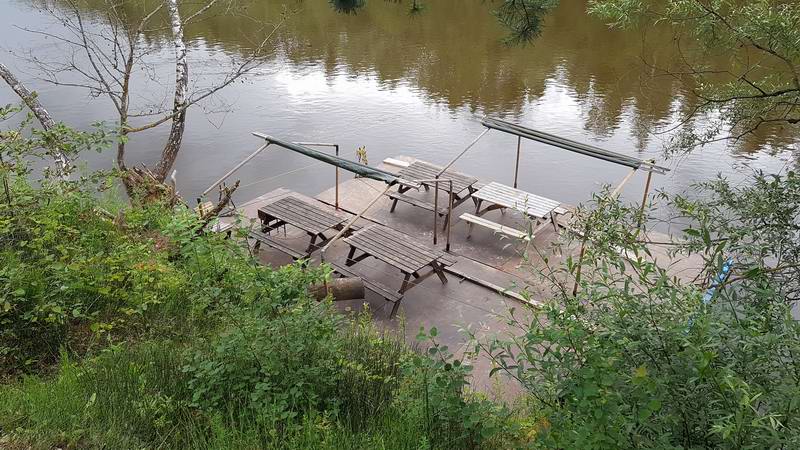 Появилась мысль - угнать этот плот и дойти на нём по течению до скал Эрглю