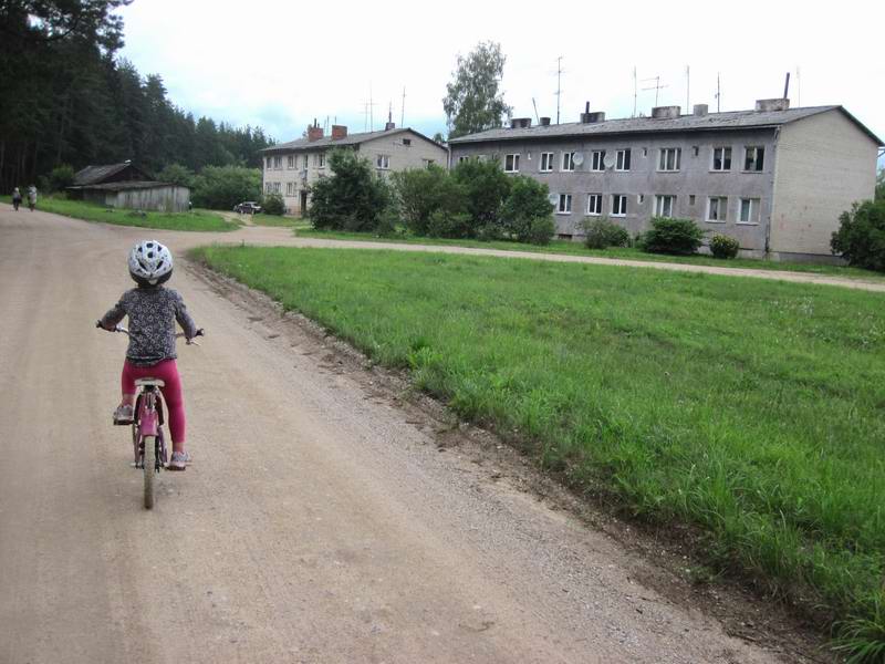 Едем мимо двухъэтажных многоквартирных домов