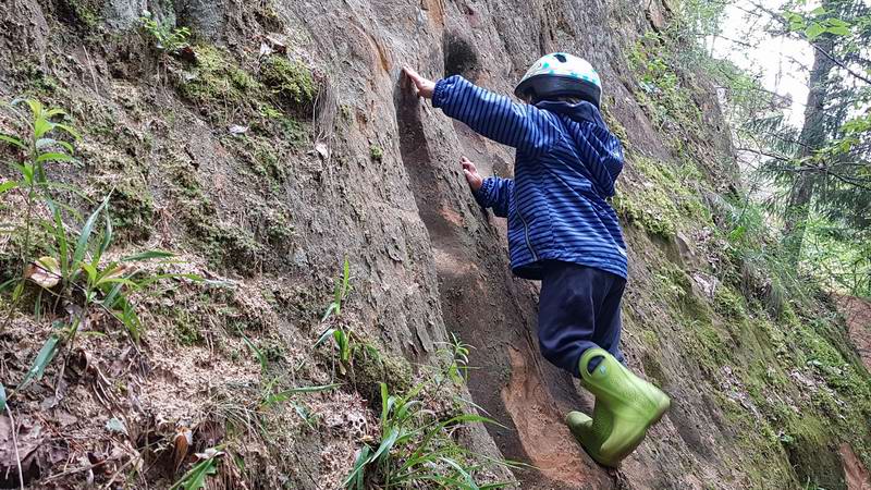 Дамиан лазит по скалам