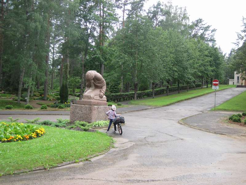 Дариана рассматривает скульптуру на кладбище Цесиса