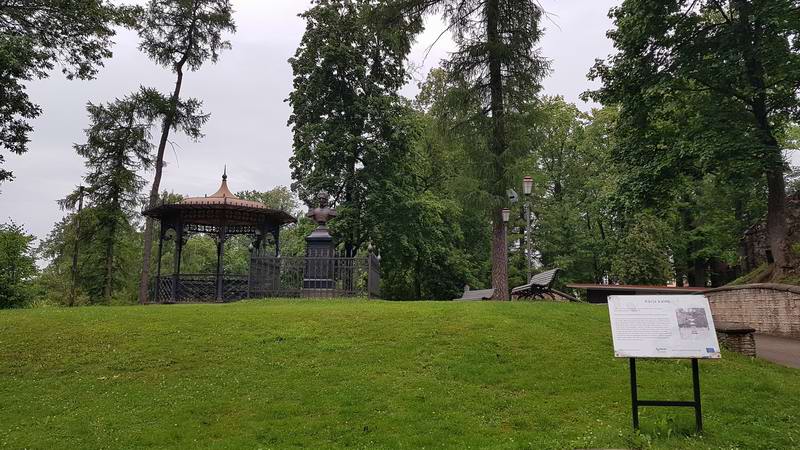 Холм Карла и памятник графу Карлу Густаву Сиверсу на нём