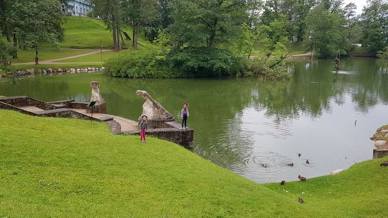 Илиана и Дариана возле пруда в нижнем парке замка Цесиса
