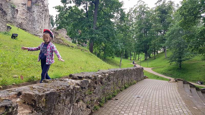 Дариана и Илиана гуляют возле замка