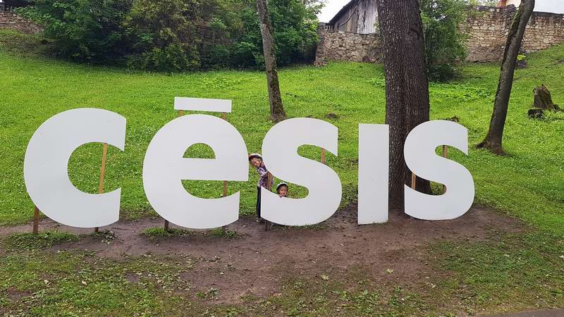 Дети с надписью Цесис