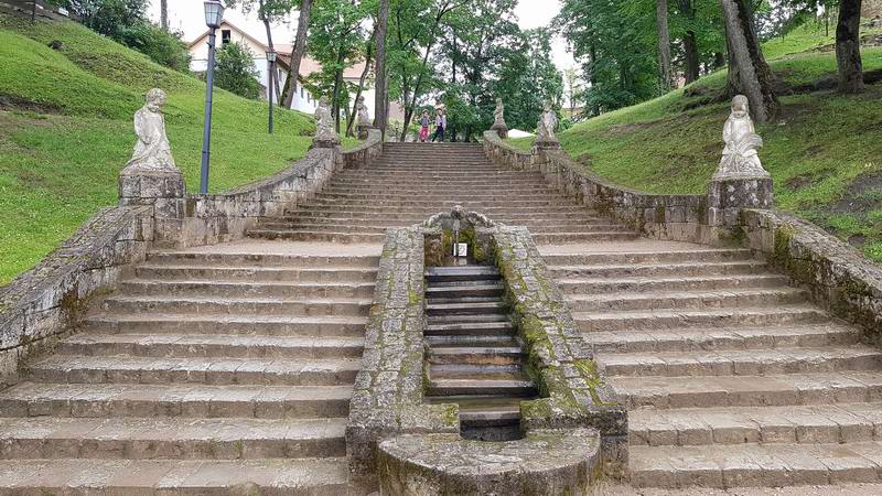 Кругом одни лестницы. Пришлось затаскивать по ним велы