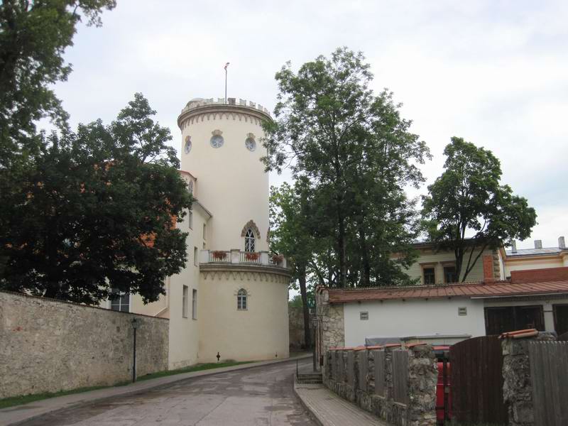 Башня музея замка. Вид с улицы Торня